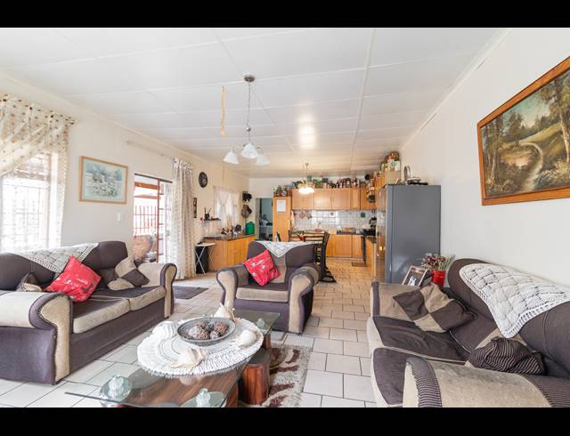 1,995M² SMALLHOLDING FOR SALE IN VISCHKUIL